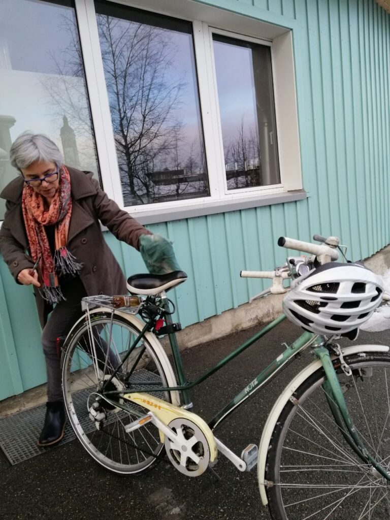 Erika Hunziker mit ihrem Fahrrad