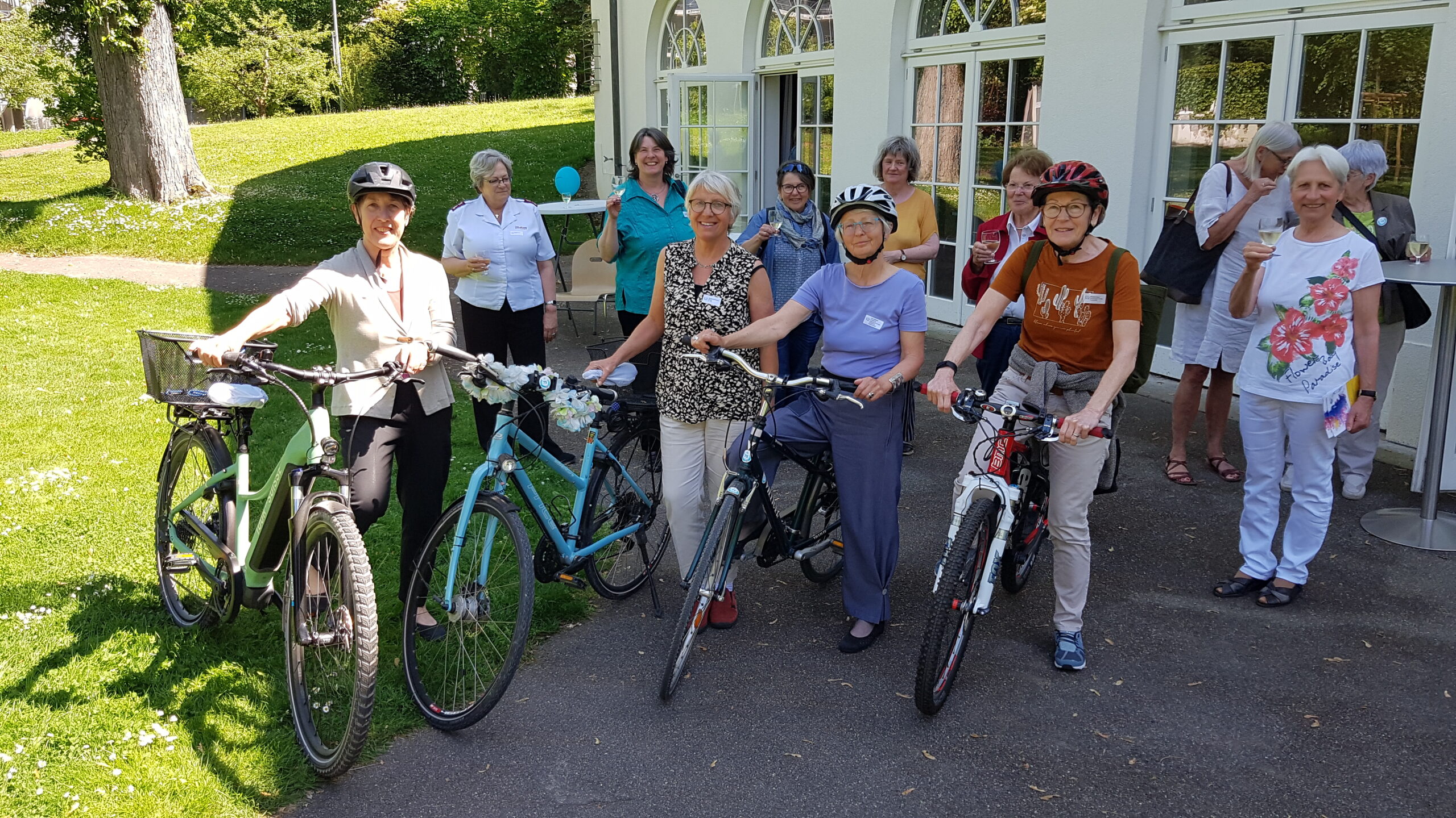 Frauen der Aargauischen Evangelischen Frauenhilfe starten Bike for EFS