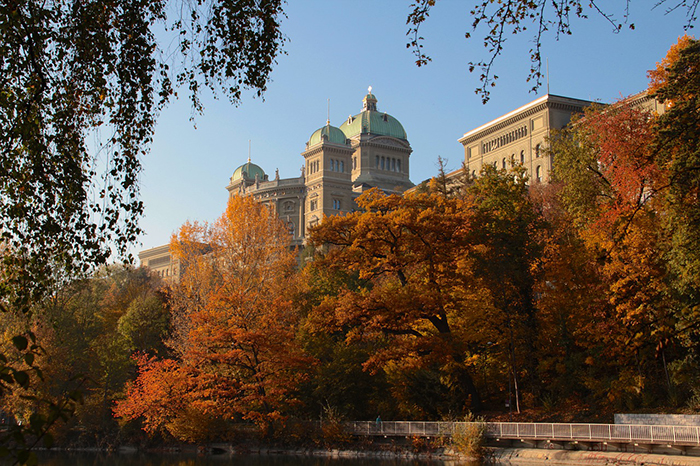Bundeshaus im Herbst