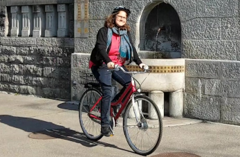 Gabriela Allemann auf dem Fahrrad